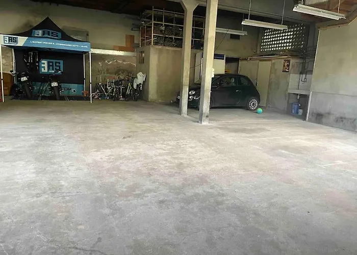 Manornella, Beaux Volumes, Grand Garage Ideal Mas Du Clos